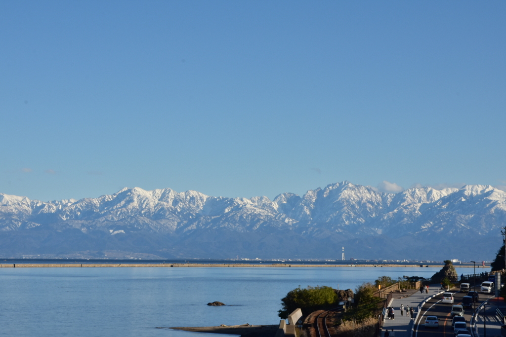 季節外れの雨晴海岸
