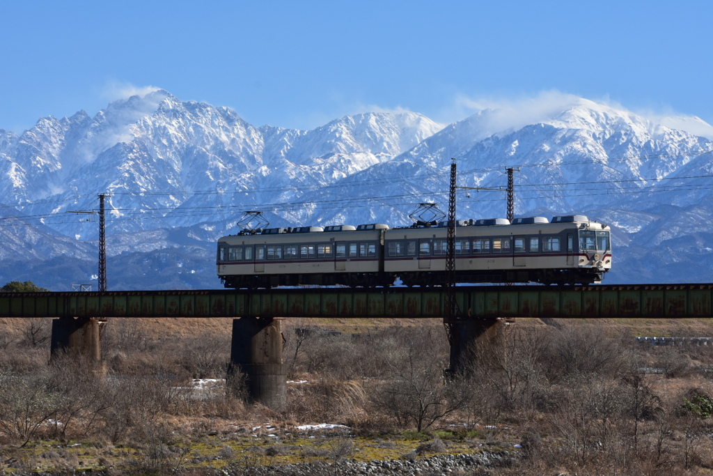 立山連峰と地鉄電車2
