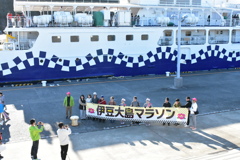 さるびあ丸をバックに記念撮影