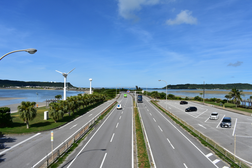海へ延びる道