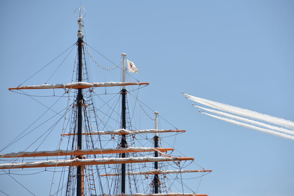 海王丸とブルーインパルス