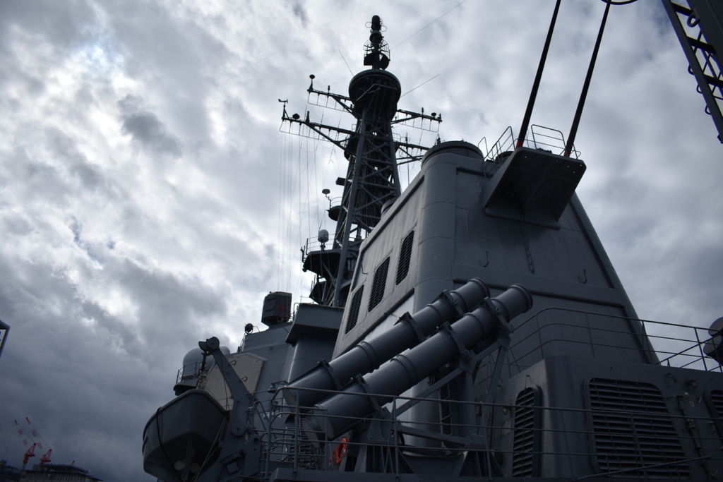 曇天下のイージス艦