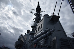曇天下のイージス艦
