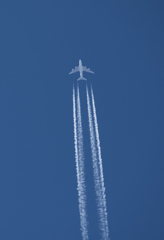 部屋の窓から撮った旅客機