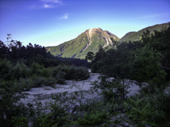 上高地から望む焼岳 上高地から望む焼岳