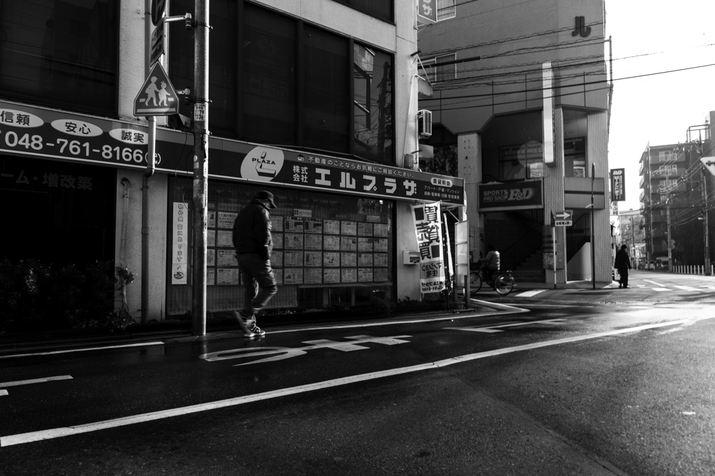 市街地を歩く人...