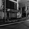 市街地を歩く人...