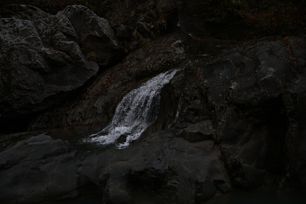 岩間の流れ