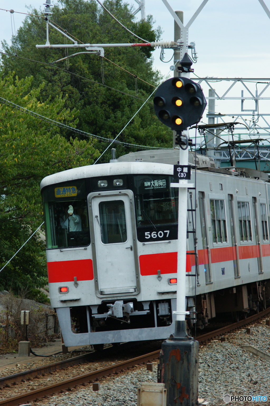 列車を見送る