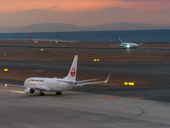 夕暮れ時の飛行機