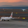 夕暮れ時の飛行機