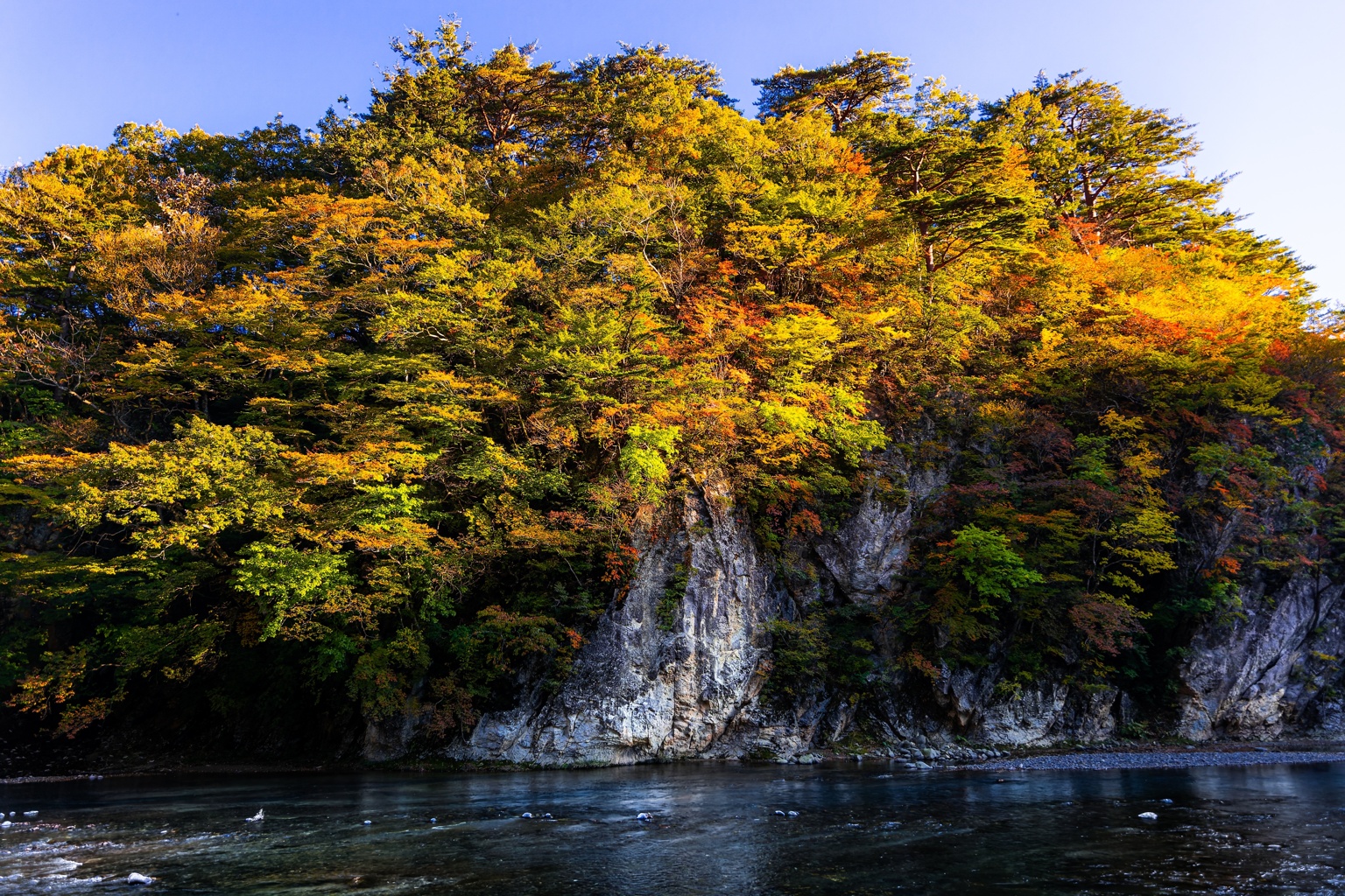 那須塩原の滝に見える断崖