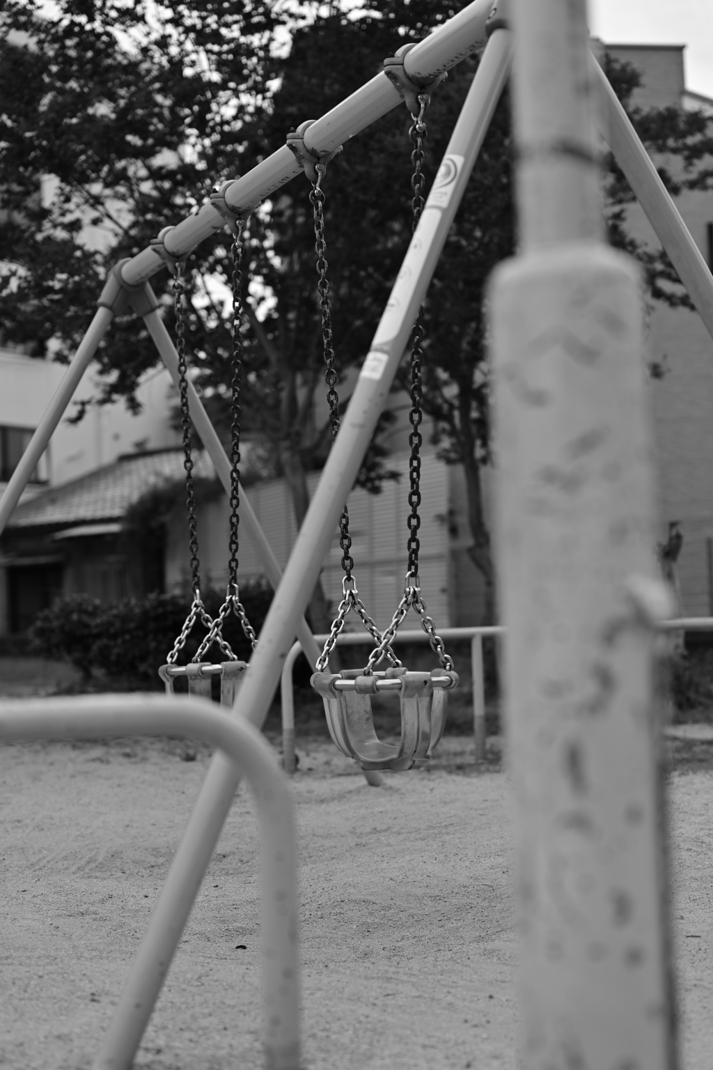 子供を待つブランコ