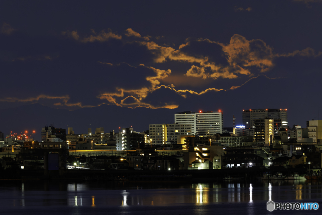 月が沈む町