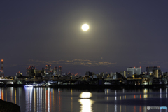 多摩川に現れた「月の道」