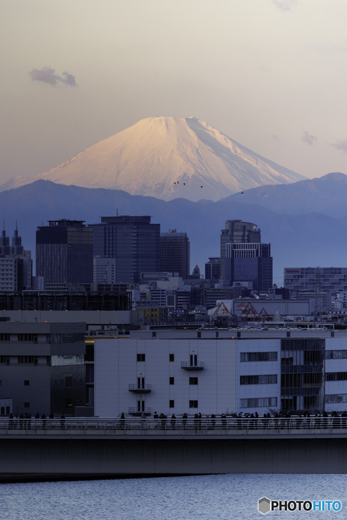 2026初日の出に照らされる富士山