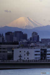 2026初日の出に照らされる富士山