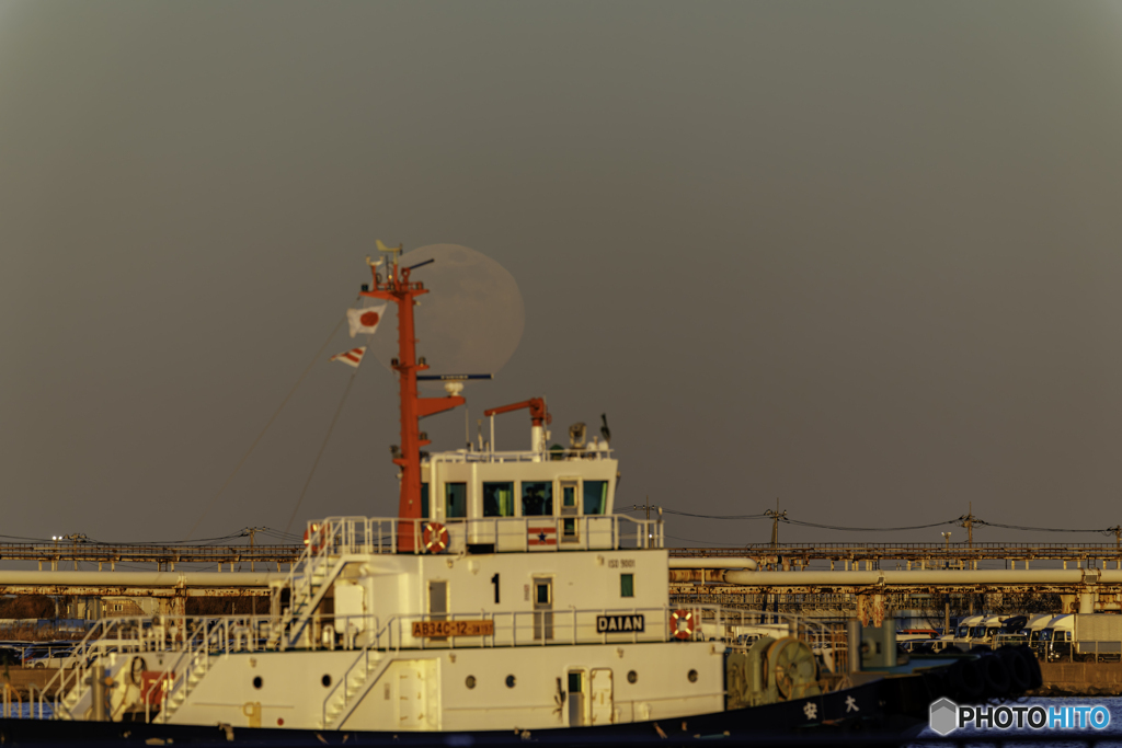 満月が登る京浜運河