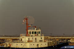 満月が登る京浜運河