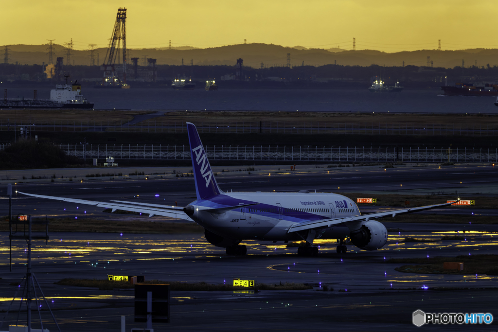 雨上がりの羽田空港の朝