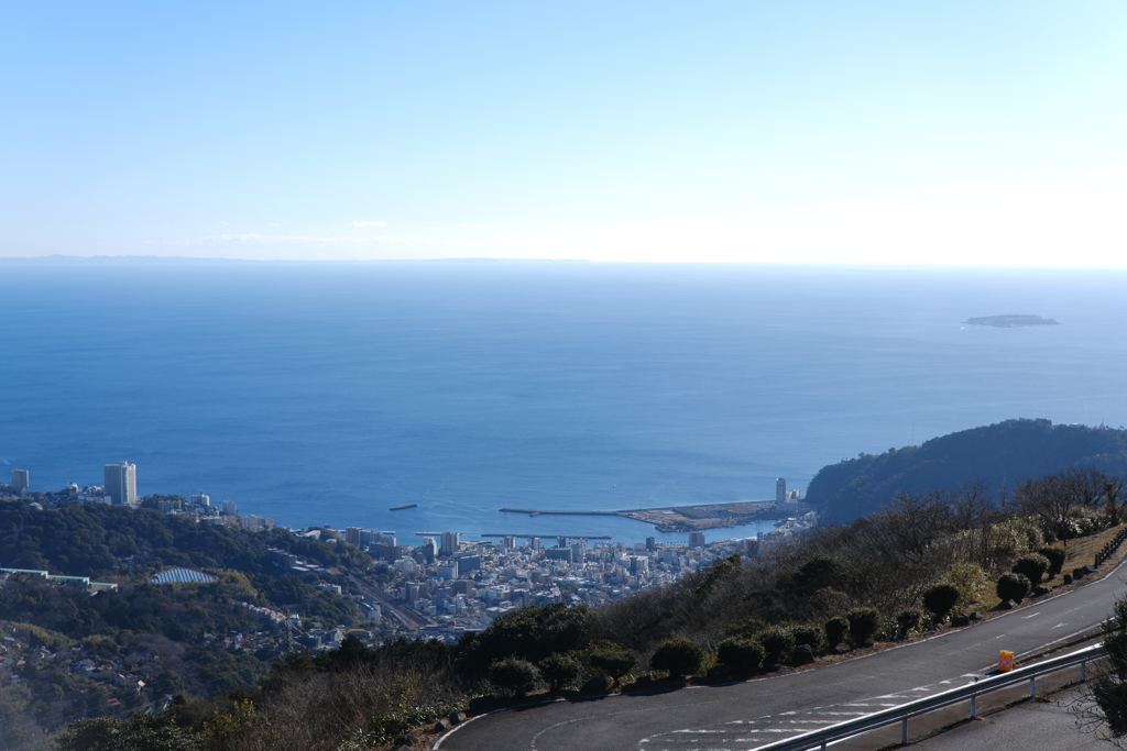 熱海の街並みと青い海