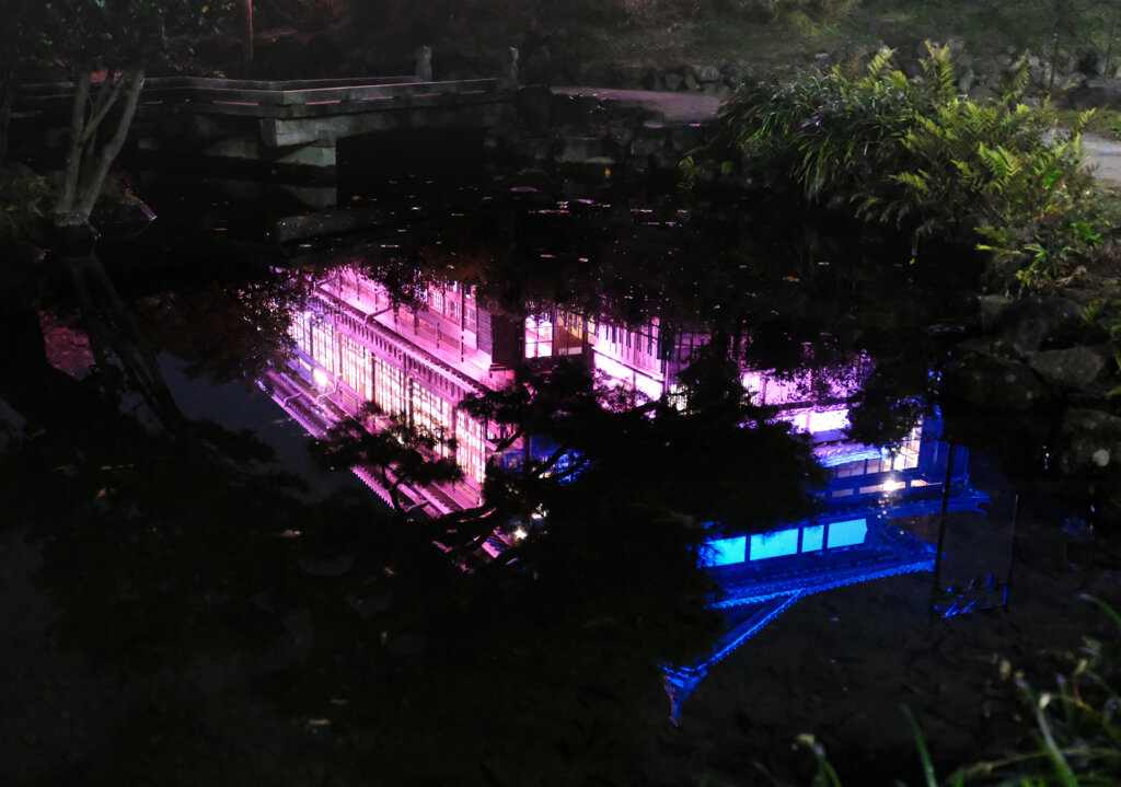 水面に写る怪しい建物