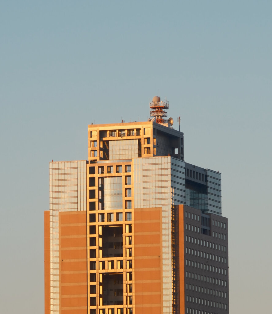 朝日の群馬県庁