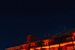 深夜の赤レンガ倉庫と星