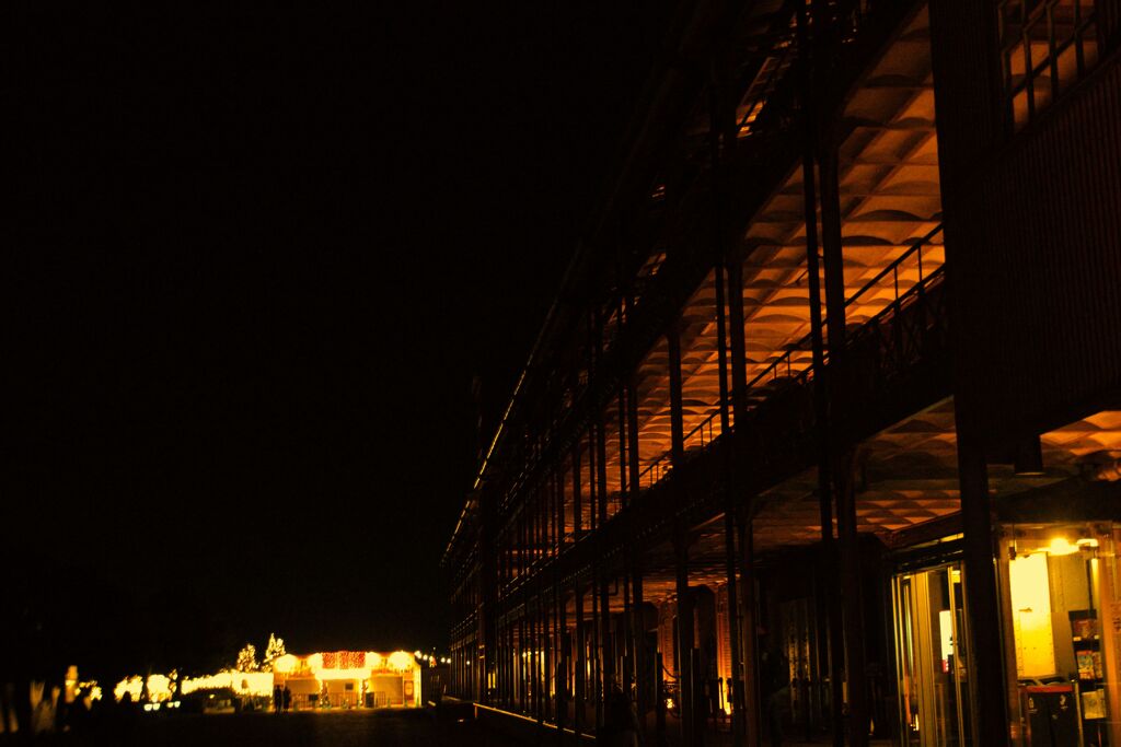 営業終了後の赤レンガ倉庫