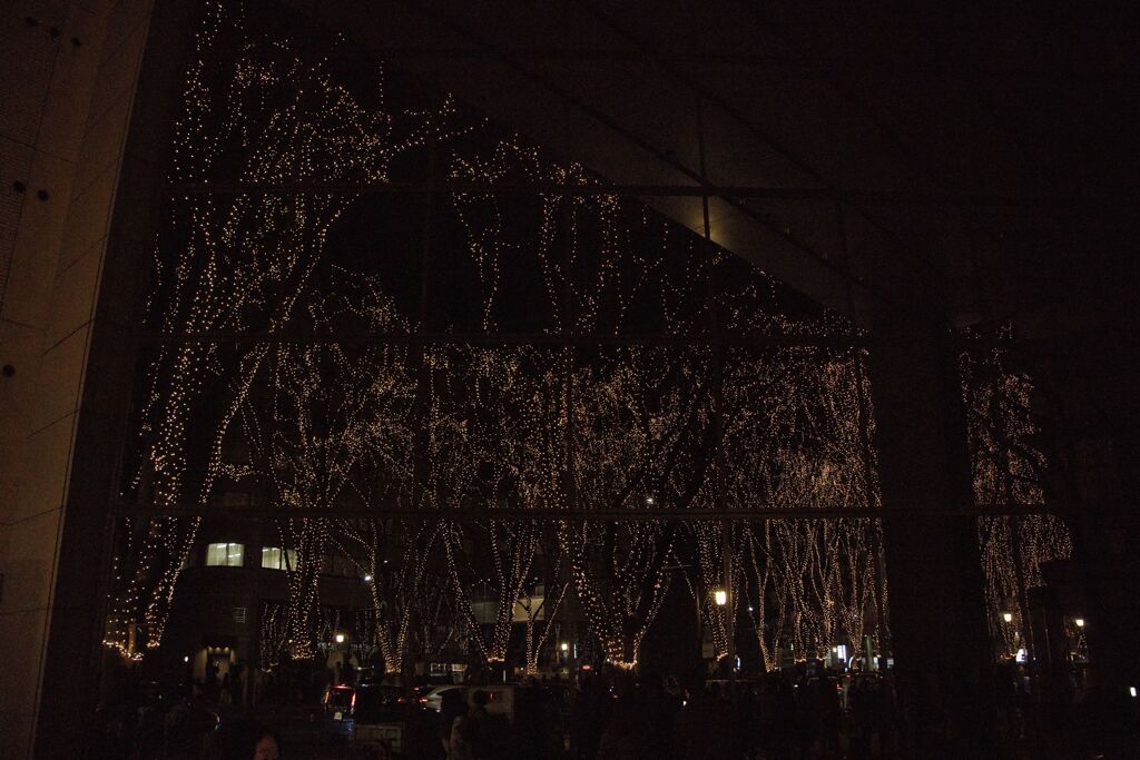 ガラス越しにうつるイルミネーション