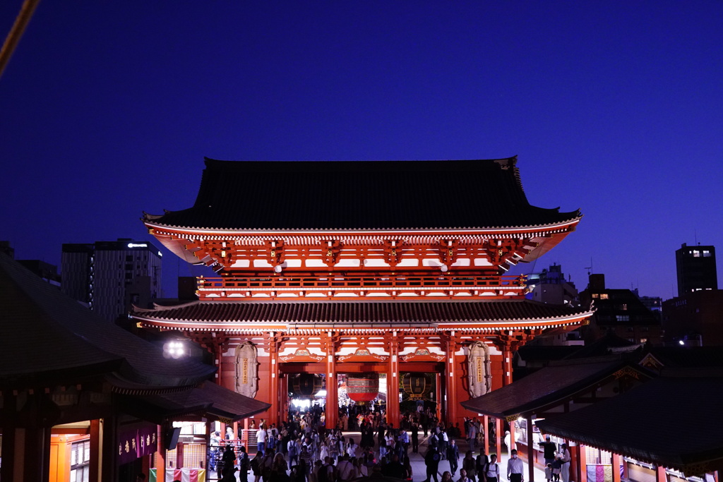ブルーアワーの浅草寺