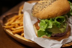 フライドチキンバーガー アボカドトッピング