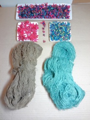 臭木の実と花蕚で染めた綿の糸