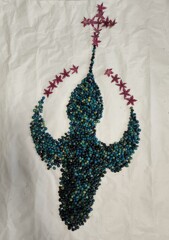 両羽根もクサギ(臭木)の赤い花萼を取り外して青い実だけを並べる