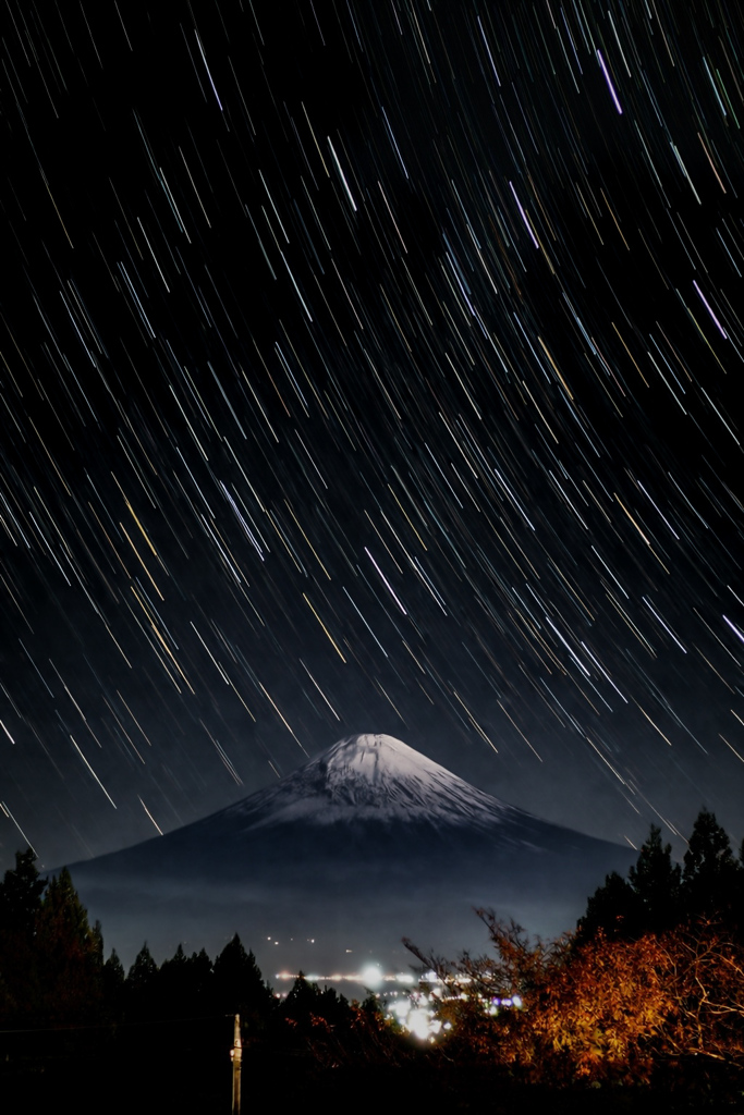 動かない山、流れ続ける夜