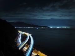 夜海を縫う光の軌跡