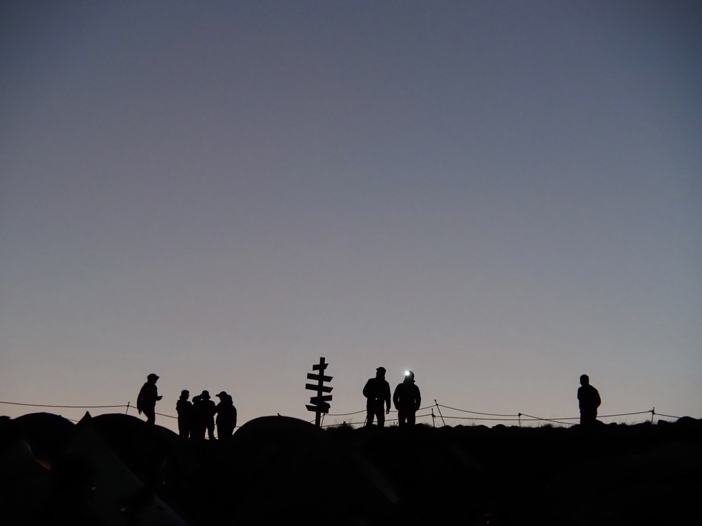 木曽駒ヶ岳　薄明の中の人影