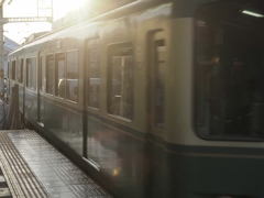 光をまとった江ノ電