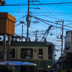 路地を抜ける江ノ電