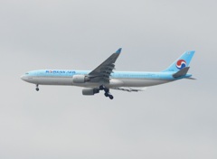 福岡空港へランディングKOREAN AIR