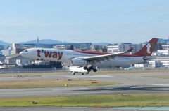 Tway A330-300  福岡空港ランディング　1