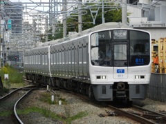 竹下駅通過の811系快速