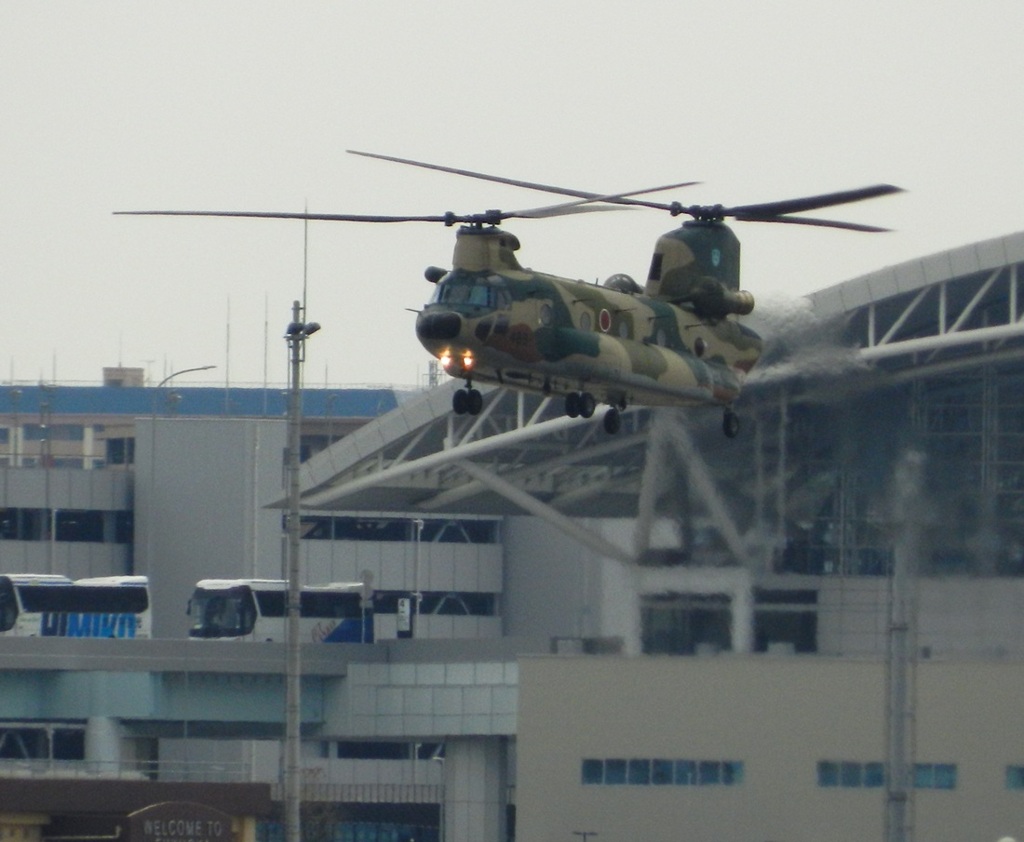福岡空港へ下りる航空自衛隊　CH-47J　1