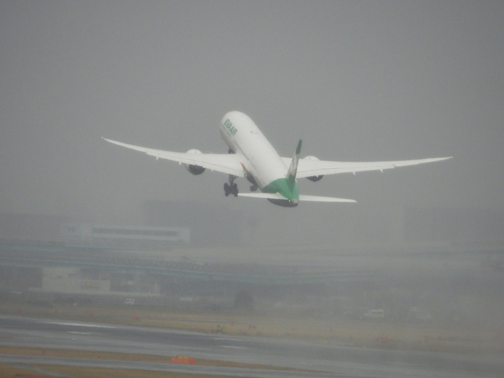 福岡空港を離陸　EVA AIR B787-10