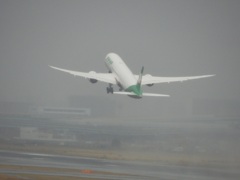 福岡空港を離陸　EVA AIR B787-10