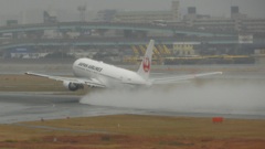 福岡空港雨の日の離着陸　6