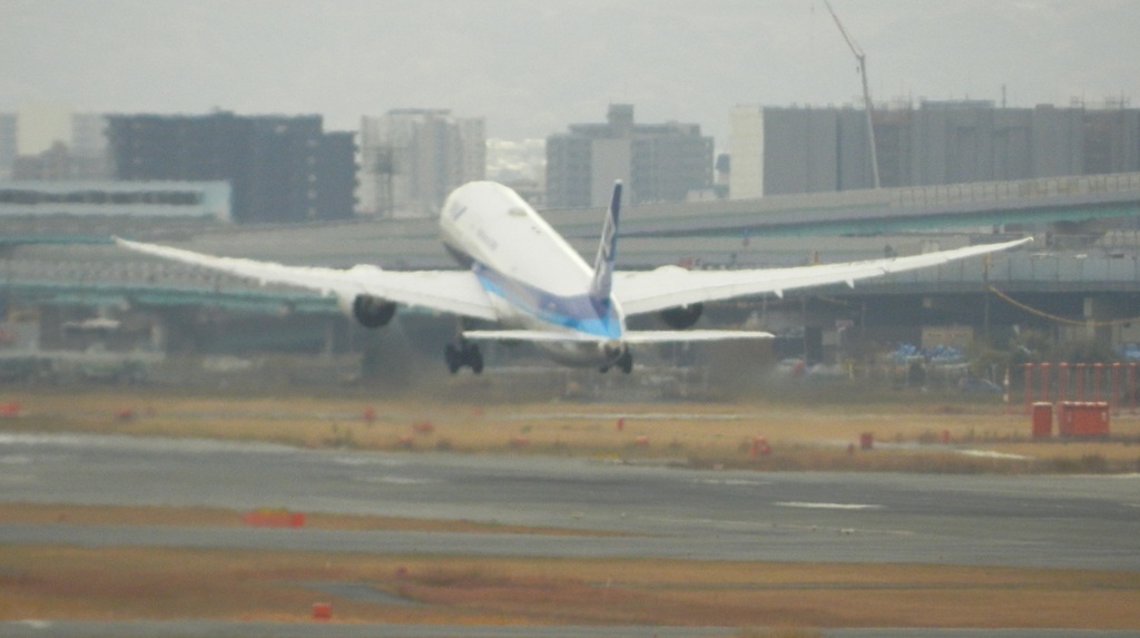 福岡空港を離陸　ANA B787