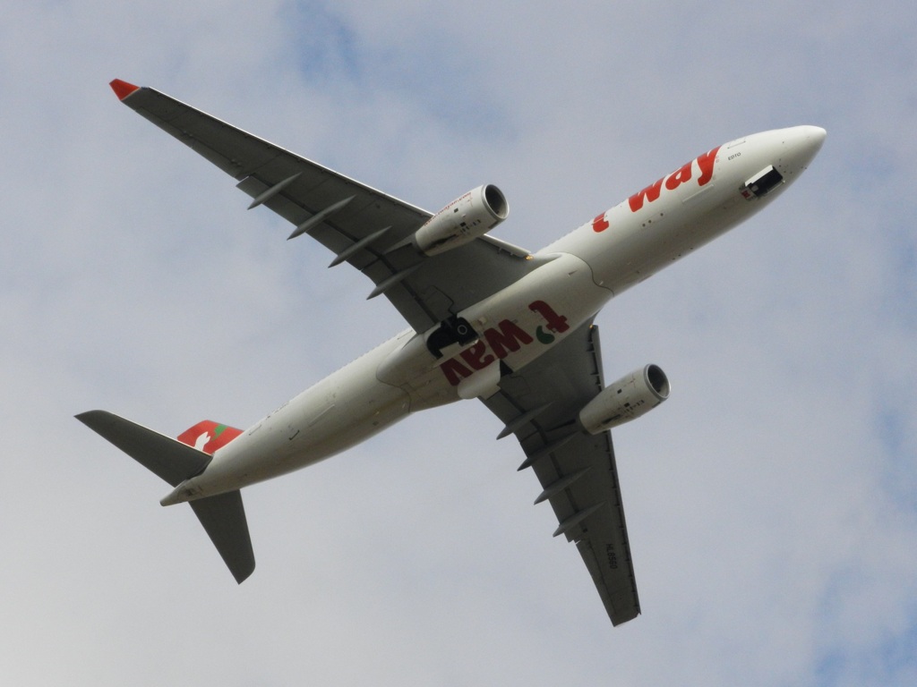 福岡空港tway A330の離陸