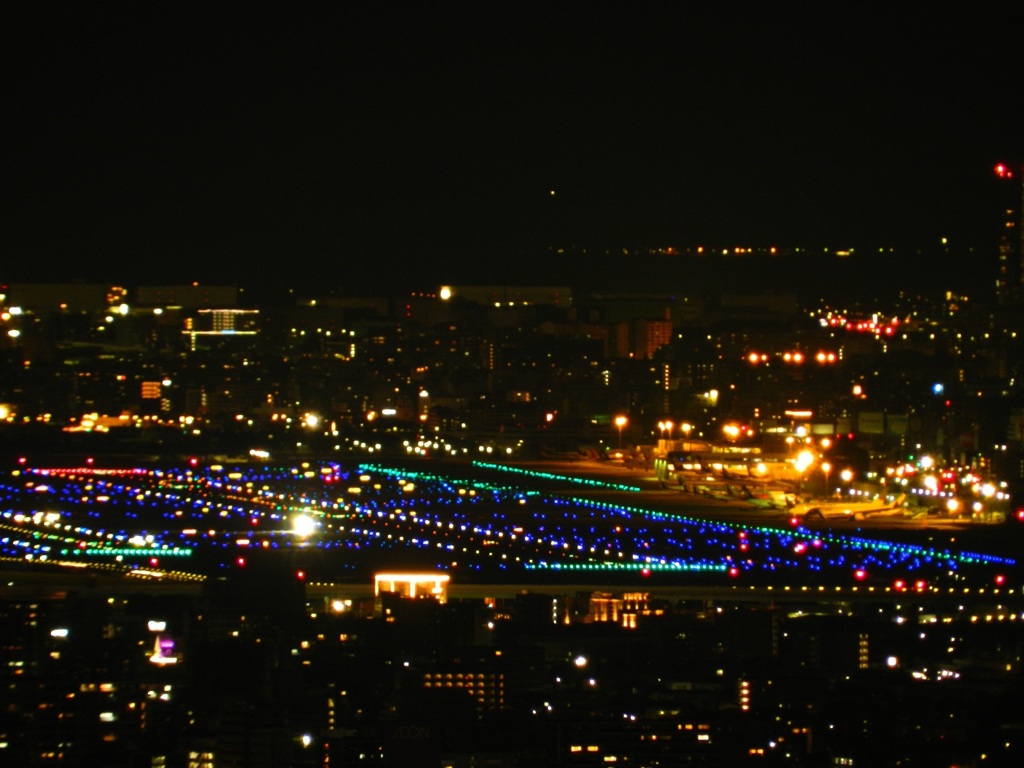福岡天拝山より見える夜の福岡空港