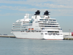 博多港に寄港するMITSUI OCEAN FUJI　4